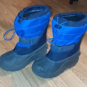 kids size 2 snowboots